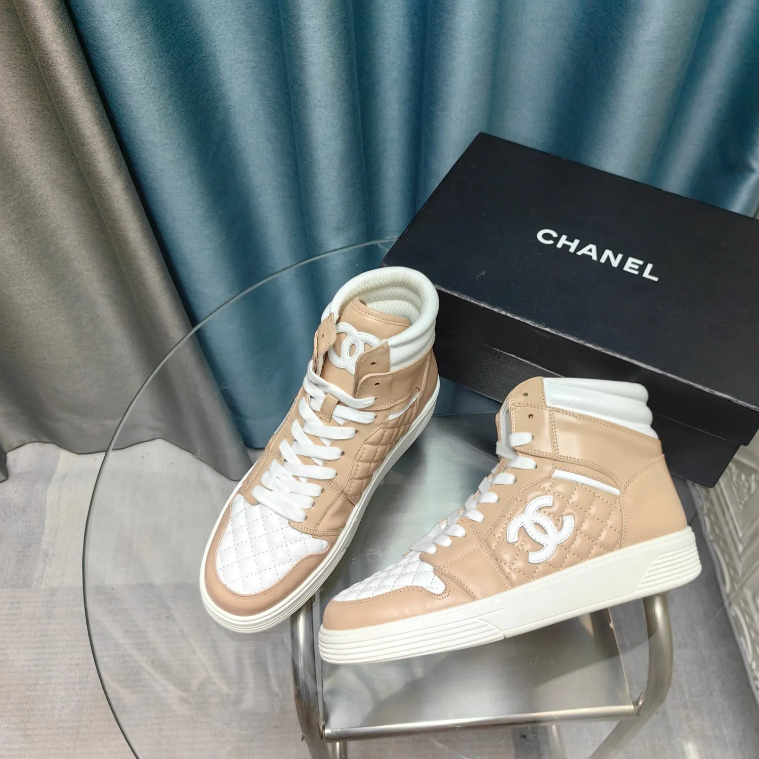 👟👟Ex-factory price 700👟👟 CHANEL Chanel thick-soled panda sneakers Panda biscuit shoes Chanel 2024ss hot panda shoes 🐼Colorful thick-soled casual sports shoes sneakers counter synchronization The counter is very popular Very difficult to buy a shoe The most popular thick-soled panda shoes on the Internet It is obvious that small fragrance control cannot miss it, both appearance and comfort coexist Simple and versatile white shoes. The thick sole increases height and is super versatile. You can wear it with your eyes closed😍Whoever wears it will look better. Upper: calfskin. Lining: imported sheepskin lining. Outsole: TPU original outsole. Size: 35-40 (41 42 customized.
